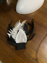 Load image into Gallery viewer, Stunning Black & White Fascinator. FS051