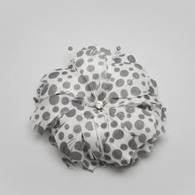 Load image into Gallery viewer, Stunning Grey & White Feather Fascinator. FS061