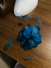 Load image into Gallery viewer, Stunning Blue Fascinator. FS115
