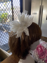 Load image into Gallery viewer, Stunning Cream Feather Fascinator FS163