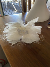 Load image into Gallery viewer, Stunning Cream Feather Fascinator FS163