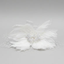 Load image into Gallery viewer, Stunning Cream Feather Fascinator FS163