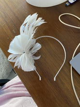 Load image into Gallery viewer, Stunning Cream Feather Fascinator FS164