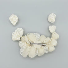 Load image into Gallery viewer, Stunning Cream Fascinator FS170