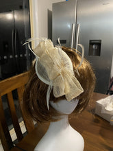 Load image into Gallery viewer, Stunning Cream Fascinator FS180