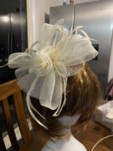 Load image into Gallery viewer, Stunning Cream Fascinator FS181