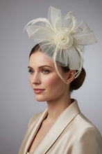 Load image into Gallery viewer, Stunning Cream Fascinator FS181