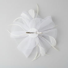 Load image into Gallery viewer, Stunning Cream Fascinator FS217