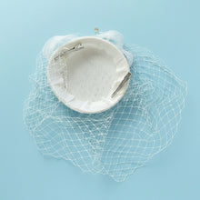 Load image into Gallery viewer, Stunning Cream fascinator. FS010