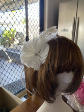 Load image into Gallery viewer, Stunning Cream Feather Fascinator FS165