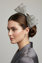 Load image into Gallery viewer, Stunning Grey fascinator. FS039