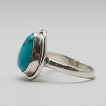 Load image into Gallery viewer, Sterling Silver Turquoise ring. Size 8. DC29a