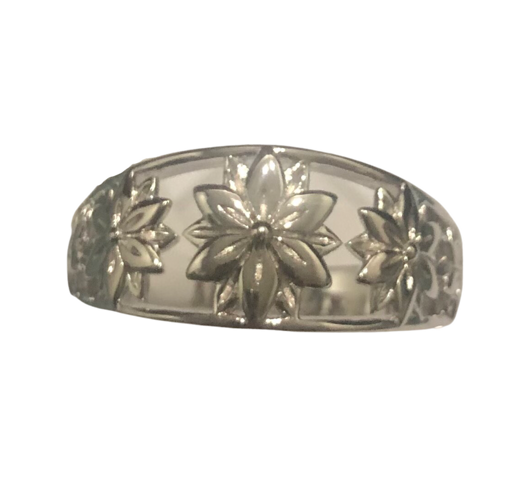 Sterling Silver Flower ring available in size  13   (SS31a)  Measures approx. 12mm