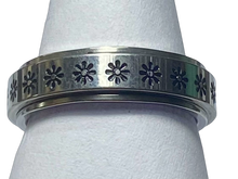 Load image into Gallery viewer, Fidget ring - Silver Daisy ring. Sizes 6, 7, 8, 10, 11. FR143
