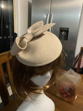 Load image into Gallery viewer, Stunning Cream Hat FS168
