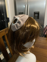 Load image into Gallery viewer, Stunning Cream Fascinator FS169
