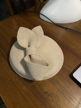 Load image into Gallery viewer, Stunning Cream Hat FS168
