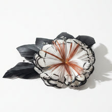 Load image into Gallery viewer, Stunning black &amp; ivory feather fascinator. FS019
