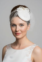 Load image into Gallery viewer, Stunning Cream fascinator. FS010
