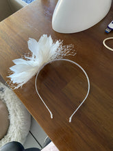 Load image into Gallery viewer, Stunning Cream Feather Fascinator FS163
