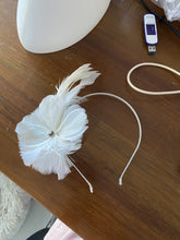 Load image into Gallery viewer, Stunning Cream Feather Fascinator FS165
