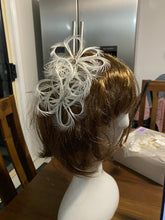 Load image into Gallery viewer, Stunning Cream Fascinator FS171
