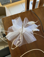 Load image into Gallery viewer, Stunning Cream Fascinator FS217
