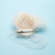 Load image into Gallery viewer, Stunning Cream Feather fascinator. FS022
