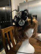 Load image into Gallery viewer, Stunning Cream &amp; Black Fascinator FS178
