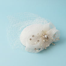 Load image into Gallery viewer, Stunning Cream fascinator. FS010
