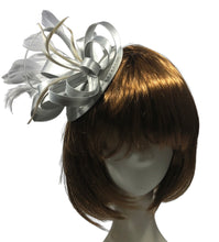Load image into Gallery viewer, Stunning silver Fascinator   (FS082)
