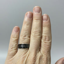 Load image into Gallery viewer, Fidget ring - Black pattern spinner. Sizes 6, 7, 8, 9, 10, 11, 12, 13. FR129
