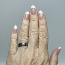 Load image into Gallery viewer, Fidget ring - Silver Daisy ring. Sizes 6, 7, 8, 10, 11. FR143
