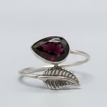 Load image into Gallery viewer, Garnet sterling silver ring size 8  DC40
