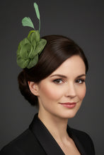 Load image into Gallery viewer, Stunning Green fascinator. FS014
