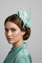 Load image into Gallery viewer, Stunning Green &amp; White fascinator. FS032
