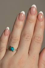 Load image into Gallery viewer, Turquoise Sterling silver ring size 7   (AC325)

