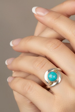 Load image into Gallery viewer, Turquoise Sterling silver ring size 7    (DC251)
