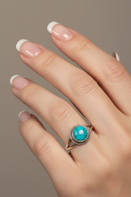 Load image into Gallery viewer, Turquoise Sterling silver ring 7  (DC137)
