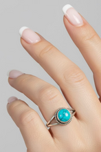 Load image into Gallery viewer, Turquoise Sterling silver ring 8  (DC135)
