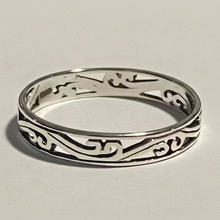 Load image into Gallery viewer, Sterling silver Filagree band ring.  Sizes 3, 5, 6, 7, 9, 11, 12, 13. SD10
