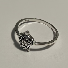 Load image into Gallery viewer, Sterling silver Turtle ring.  Sizes 5, 6, 8, 9, 10. SD11
