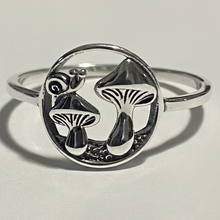 Load image into Gallery viewer, Sterling silver Mushrooms ring.  Sizes 4, 5, 6, 9, 10. SD20
