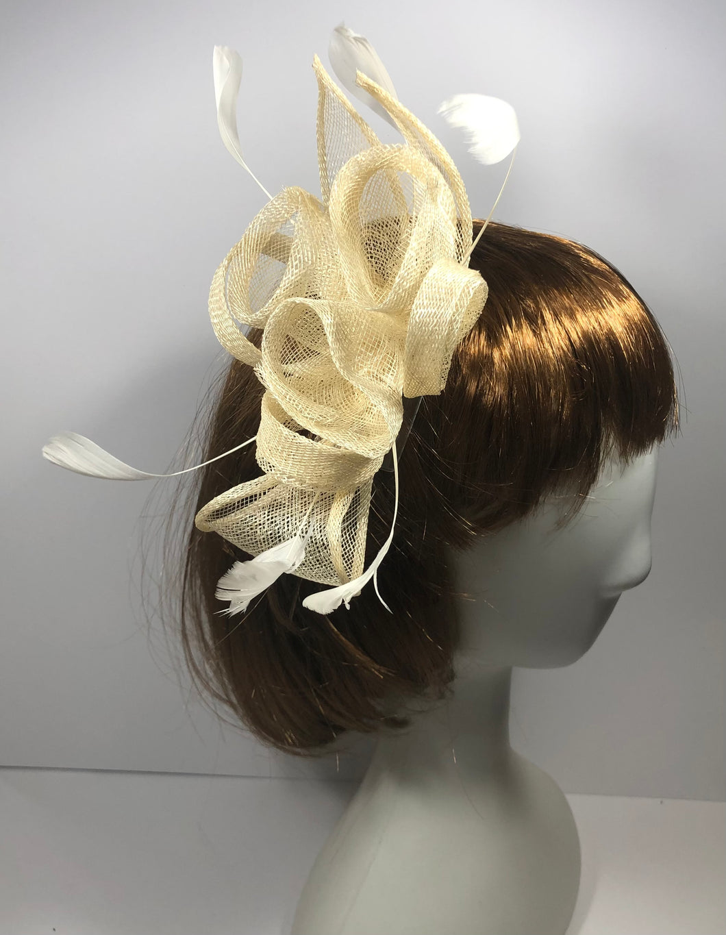 Stunning Cream Fascinator      (FS132)