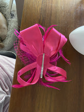 Load image into Gallery viewer, Stunning Pink Fascinator FS148
