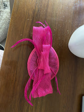 Load image into Gallery viewer, Stunning Pink Fascinator FS151
