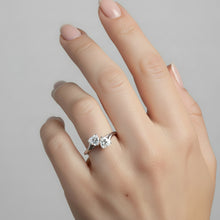 Load image into Gallery viewer, Sterling Silver -Elegant Cubic zirconia ring. Sizes 4. SS267

