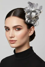 Load image into Gallery viewer, Stunning silver Fascinator   (FS082)
