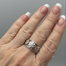 Load image into Gallery viewer, Sterling Silver - Flower ring. Sizes 13.  SS31a
