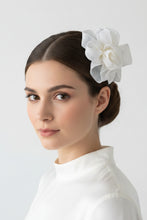 Load image into Gallery viewer, Stunning White Fascinator FS205

